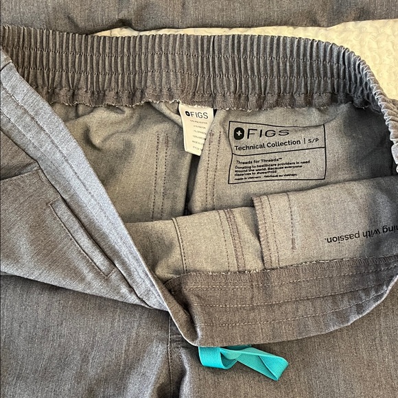 Figs Grey Graphite Scrub Set - Picture 2 of 5